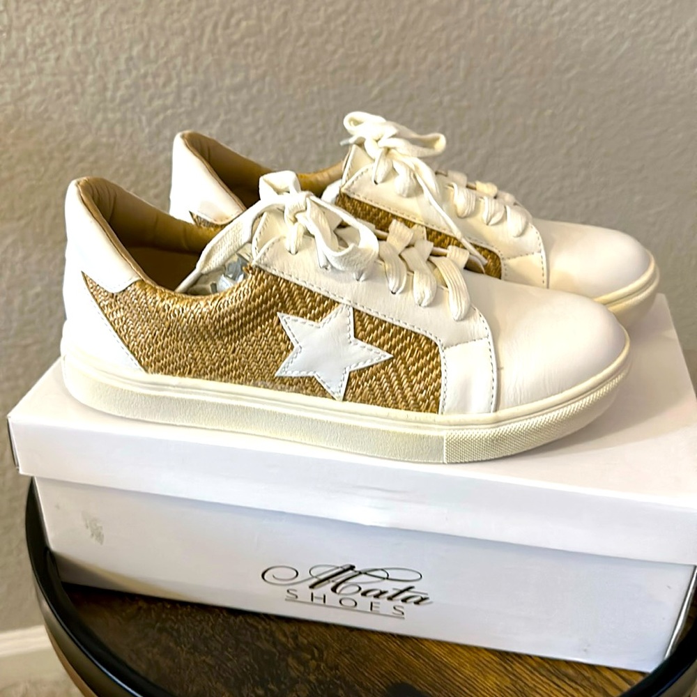 NIB ⭐️⭐️⭐️ Sneakers  6/6.5